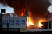 Des palettes en feu dans l'usine GM&S le 28 juin 2017 à La Souterraine, près de Limoges