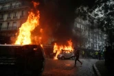 Des véhicules incendiés lors de heurts entre gilets jaunes et forces de police, le 1er décembre 2018 à Paris