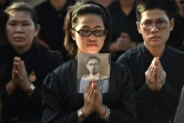 Une femme tient un photo du roi de Thaïlande, le jour de ses funérailles le 26 octobre 2017
