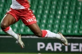 Le milieu de terrain monégasque, Aurélien Tchouaméni saute pour éviter le gardien de but stéphanois Stefan Bajic, lors de leur match de L1, le 19 mars 2021 au stade Geoffroy Guichard