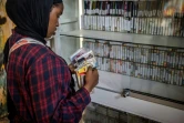 Hafsa Omer choisit dans une collection quelques cassettes de chansons et poèmes traditionnels du Somaliland pour les numériser et les archiver, au Centre culturel de Hargeisa, le 10 novembre 2024 en Somalie