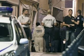 Experts et policiers devant le bar où deux hommes ont tués par balles le 6 septembre 2016 à Marseille