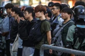 Des jeunes sont arrêtés par les forces de l'ordre à proximité du campu de l'Université polytechique de Hong Kong, le 18 novembre 2019