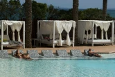 Quelques touristes sur le bord de la piscine d'un hôtel, le 30 juillet 2020 à Ibiza