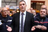 Le président du conseil exécutif corse Gilles Simeoni rencontre des pompiers à Ajaccio, en Corse, le 29 décembre 2015