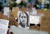 Des manifestants brandissent un portrait de George Floyd lors d'un rassemblement pour dénoncer le racisme et les violences policières, à Hollywood, le 7 juin 2020