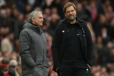 José Mourinho (g) alors manager de Manchester United, et Jürgen Klopp, entraîneur de Liverpool, le 10 mars 2018 au stade d'Old Trafford à Manchester    
