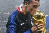 Antoine Griezmann embrasse la Coupe du Monde, le 15 juillet 2018 à Moscou 