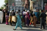 Distribution alimentaires pour les personnes déplacées des zones inondées, le 29 août 2022 à Dera Ghazi Khan, dans la province du Punjab, au Pakistan