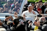 Le pape François à son arrivée pour célébrer une messe en plein air à Budapest, le 30 avril 2023
