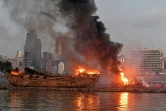 Un navire et un quartier de Beyrouth en feu le 4 août 2020 après la double explosion