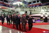 Le dirigeant nord-coréen Kim Jong Un (d) et le ministre russe de la Défense Sergueï Choïgou (g) visitent l'"Exposition d'armes et d'équipements 2023", le 26 juillet 2023 à Pyongyang