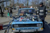 Un homme vend des objets d'occasion dans le centre-ville de Mykolaïv, dans le sud de l'Ukraine, le 22 mars 2022