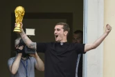 Antoine Griezmann brandit un trophée de la Coupe du Monde, à Mâcon, le 20 juillet 2018