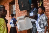 Des agents électoraux dans un bureau de vote de Ngozi dans le nord du Burundi le 17 mai 2018
