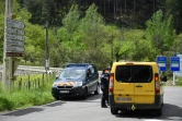 Des gendarmes contrôlent un carrefour près du village des Plantiers, dans les Cévennes, le 11 mai 2021