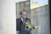 Le ministre de l'Intérieur Bernard Cazeneuve à la sortie du Conseil des ministres le 23 décembre 2015 à l'Elysée à Paris