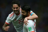 Isco (g) et l'avant-centre espagnol Diego Costa après un but marqué contre l'Iran, le 20 juin 2018 à Kazan  