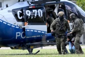Des agents d'unités spéciales de la police emmènent l'auteur présumé de l'attentat au couteau de Solingen, le 25 août 2024 à Karlsruhe, dans le sud de l'Allemagne 
