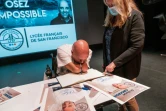 L'athlète français amputé des quatre membres Philippe Croizon signe des autographes au Lycée français de San Francisco, le 13 septembre 2021