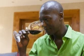 Le vigneron Mokhsine Diouf goûte le vin du "Clos des Baobabs" le 15 septembre 2015 à Nguekhokh