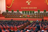 Image fournie par KCNA, agence officielle de Corée du Nord, du dirigeant nord-coréen Kim Jong Un (c) lors du 8e congrès du parti au pouvoir, le 8 janvier 2021, à Pyongyang