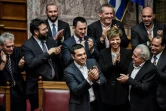 Le Premier ministre grec Alexis Tsipras et les membres du gouvernement applaudissent après avoir remporté un vote de confiance, le 16 janvier 2019 au Parlement à Athènes