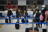 Des saisonniers roumains en partance pour le Royaume-Uni à l'aéroport de Bucarest le 30 avril 2020