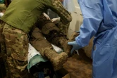 Des soignants ukrainiens prodiguent des soins à des soldats blessés près de Bakhmout, dans l'est du pays, le 1er juillet 2023