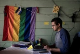 Le Nicaraguayen Carlos Berrios, militant des droits de l'homme, travaille chez lui, le 31 juillet 2020 à San José, au Costa Rica 