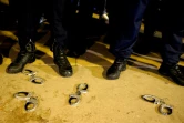 Des policiers français ont déposé des menottes à terre, lors d'une manifestation sur la place du Trocadéro à Paris le 14 juin 2020