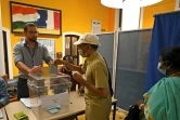 Un citoyen français se prépare à voter dimanche 10 avril 2022 à Pondichéry, au premier tour de l'élection présidentielle française