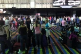 Des passagers bloqués à l'aéroport international de Maiquetia, près de Caracas, pendant la grande panne de courant, le 8 mars 2019
