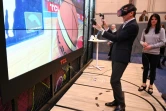 Un visiteur joue à un jeu de réalité virtuelle au stand TCL, le 10 janvier 2019 au CES de Las Vegas