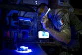 L'adjudant Lionel recherche des empreintes avec une lampe à rayons ultraviolets sur un cartouche à Gao, le 17 novembre 2019