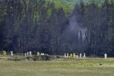 Des enquêteurs sur le site de Shanksville, en Pennsylvanie, le 12 septembre 2001, après que le vol 93 de la compagnie United Airlines s'est écrasé la veille, détourné par des jihadistes
