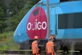 Des agents de la SNCF près d'un TGV Ouigo dans la banlieue de Chartres, à Vald'yerre, dans le nord de la France le 26 juillet 2024