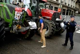 Un policier est positionné près de tracteurs lors d'une manifestation d'agriculteurs le 22 octobre 2019 à Lyon