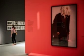 Une visiteuse de l'exposition consacrée à la photographe américaine Cindy Sherman, le 17 septembre 2020 à la Fondation Louis Vuitton, à Paris