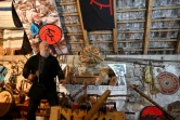 Stipe Pleic, alias Ragnar Kavurson de son nom Viking, devant des armes qu'il a fabriquées, le 5 janvier 2022 à Tomislavgrad, en Bosnie-Herzégovine