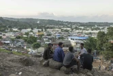 Une bande de garçons discute sur une colline surplombant Kawéni, près de Mamoudzou, à Mayotte, le 26 avril 2023  