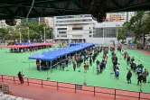 Des personnes font la queue pour se faire tester au Covid-19, le 23 février 2022 à Hong Kong