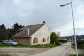 La petite Mia Montemaggi habitait chez sa grand-mère dans cette maison de Les Poulières (Vosges), photographiée ici le 15 avril 2021, quand elle a été enlevée
