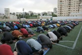 Des musulmans rassemblés pour prier dans un stade lors de l'Aïd el-Fitr, à Hébron, en Cisjordanie occupée, le 24 mai 2020