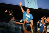 Diego Maradona salue les fans juste avant le coup d'envoi du match Nigeria-Argentine à Saint-Pétersbourg, le 26 juin 2018 