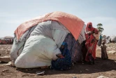 Une femme de 28 ans porte son enfant de un an et demi dans le camp de déplacés de Muuri à Baidoa (Somalie), le 13 février 2022