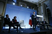 Le ministre de l'Economie Emmanuel Macron (G) et la ministre du Travail Myriam El Khomri (2e en partant de la G) écoutent avec d'autres membres du gouvernement le Premier ministre Manuel Valls à Paris, le 3 février 2016