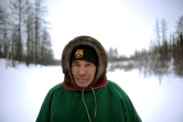 Un éleveur de rennes Nenets portant un bonnet aux couleurs du FC Barcelone, le 7 mars 2018, dans le Nord de la Russie