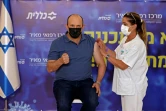 Le Premier ministre israélien Naftali Bennett reçoit sa troisième dose de vaccination à Kfar Saba, le 20 août 2021