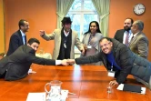 Le négociateur rebelle houthi Abdelkader Mourtada (g) et Askar Zaeel, négociateur gouvernemental pour l'échange de prisonniers, se serrent la main lors des consultations sur le Yémen sous l'égide de l'ONU, le 11 décembre 2018 à Stockholm